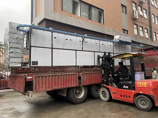 懸掛線清洗機(jī)出貨現(xiàn)場.JPG 懸掛線清洗機(jī)出貨現(xiàn)場.JPG